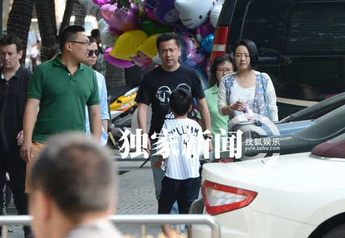 独家直击 王中磊携妻儿温馨出行，夫妻恩爱牵手，儿子活泼尽显童真
